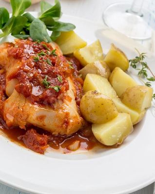 Минтай тушеный в томатном соусе