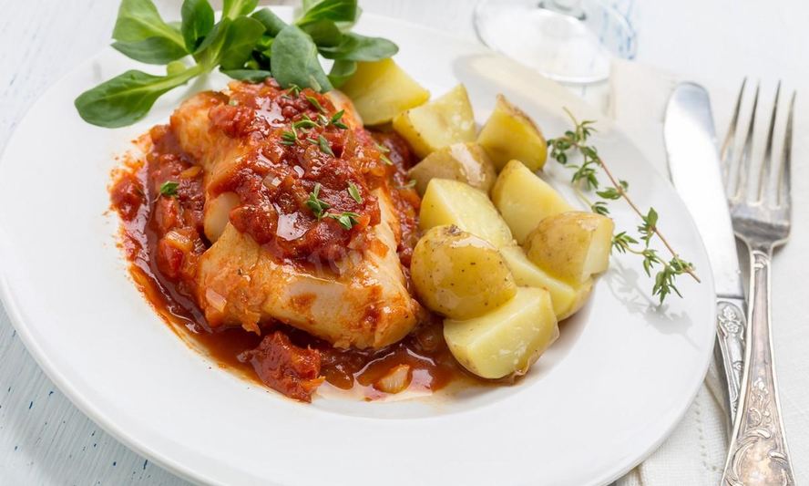 Рецепт минтая тушеного в томатном соусе