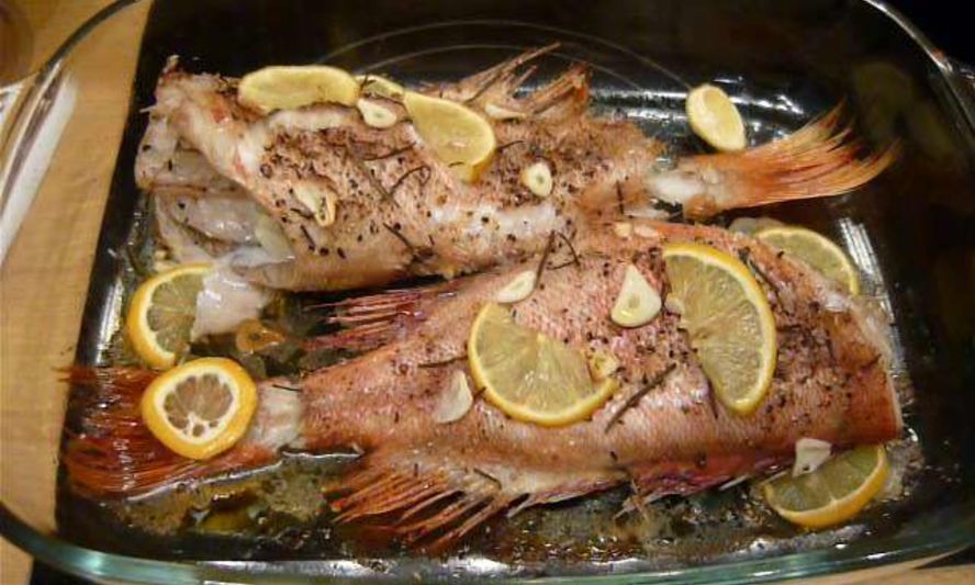 Рецепт морского окуня с чесноком и травами