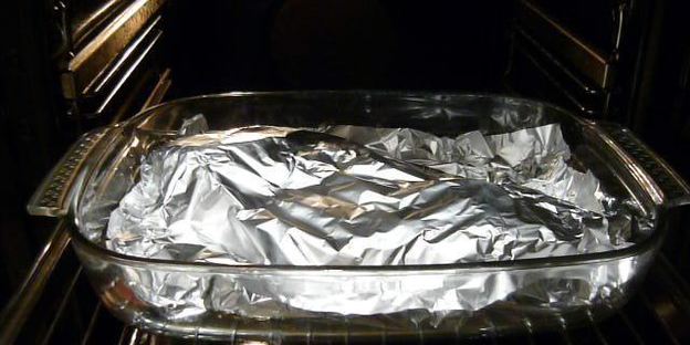 морской окунь с чесноком и травами