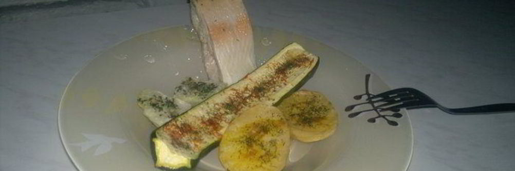 Печеные овощи и отварная золотая форель