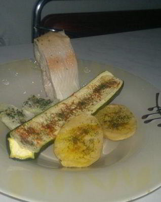 Печеные овощи и отварная золотая форель