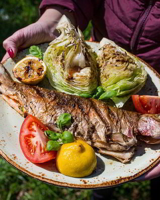 Речная форель на гриле с жареным салатом айсберг