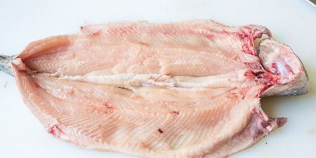 речная форель на гриле с жареным салатом айсберг