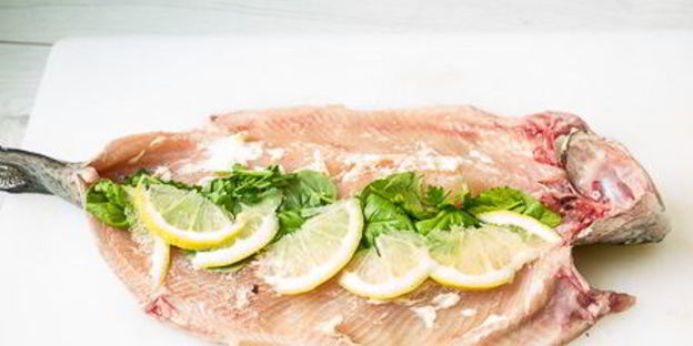 речная форель на гриле с жареным салатом айсберг