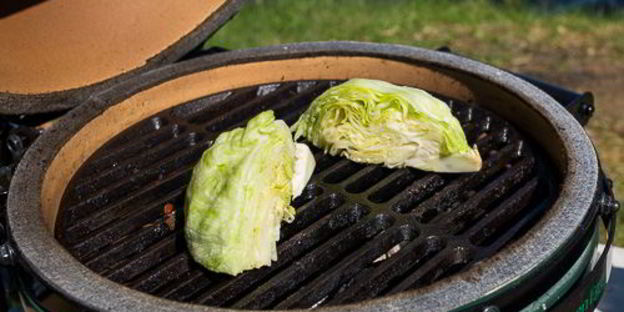 речная форель на гриле с жареным салатом айсберг