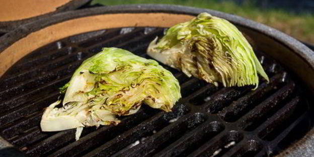 речная форель на гриле с жареным салатом айсберг