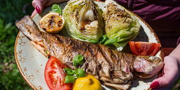 речная форель на гриле с жареным салатом айсберг