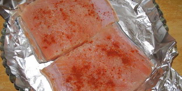 рыба, запеченная с луком в фольге