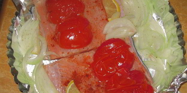 рыба, запеченная с луком в фольге