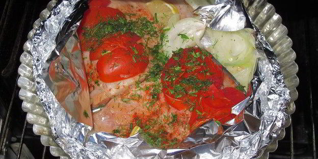 рыба, запеченная с луком в фольге