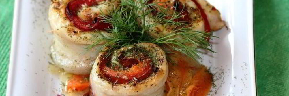 Рыбные рулетики, запеченные с овощами