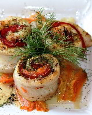 Рыбные рулетики, запеченные с овощами