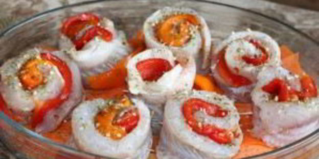 рыбные рулетики, запеченные с овощами