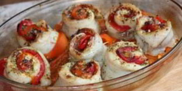 рыбные рулетики, запеченные с овощами