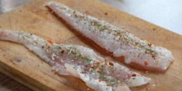 рыбные рулетики, запеченные с овощами