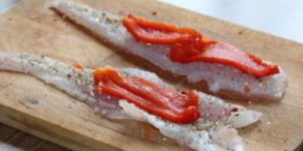 рыбные рулетики, запеченные с овощами