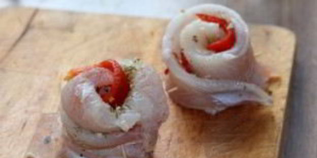 рыбные рулетики, запеченные с овощами