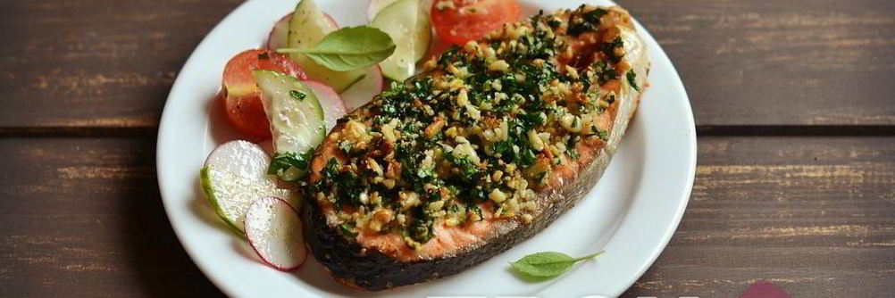 Семга с петрушкой и кедровыми орехами