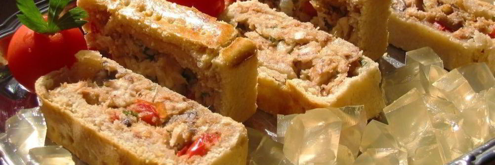 Скумбрия с овощами и грибами, запеченная в тесте