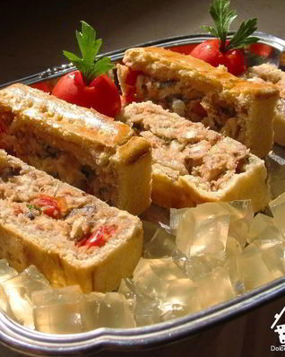 Скумбрия с овощами и грибами, запеченная в тесте