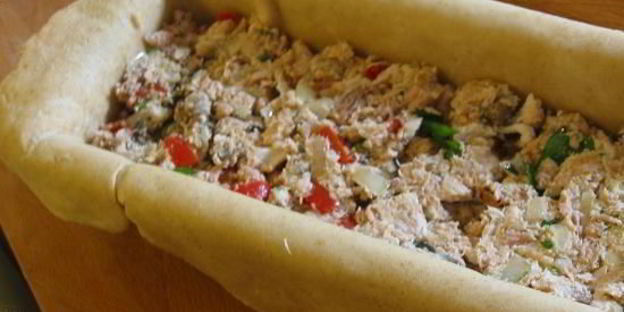 скумбрия с овощами и грибами, запеченная в тесте