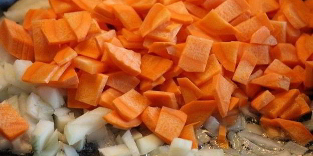 тилапия на овощной подушке