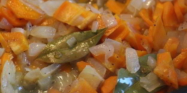 тилапия на овощной подушке