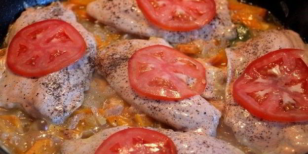 тилапия на овощной подушке