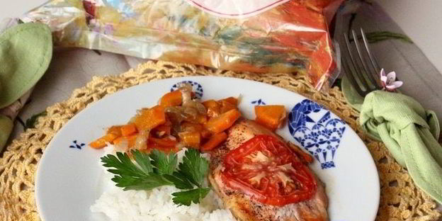 тилапия на овощной подушке