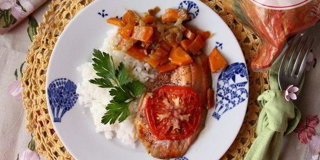 тилапия на овощной подушке