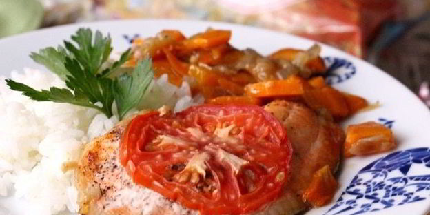 тилапия на овощной подушке