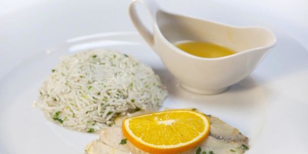 тилапия с апельсиновым соусом и рисом