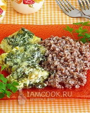 Толстолобик, тушеный в укропно-луковом соусе