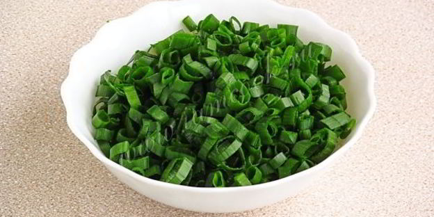 толстолобик, тушеный в укропно-луковом соусе