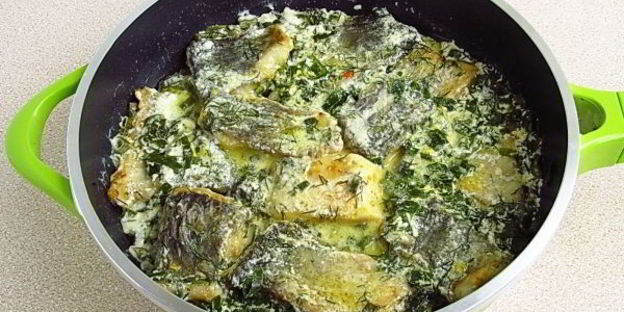 толстолобик, тушеный в укропно-луковом соусе