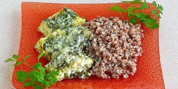 толстолобик, тушеный в укропно-луковом соусе