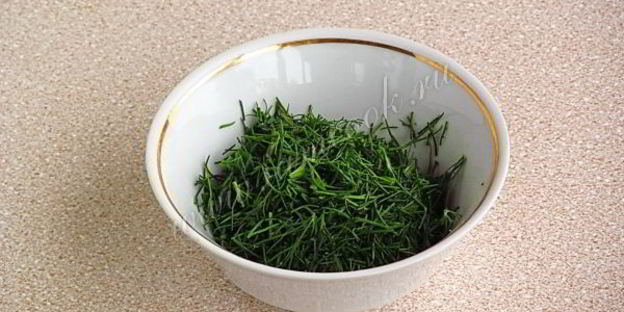 толстолобик, тушеный в укропно-луковом соусе