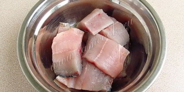 толстолобик, тушеный в укропно-луковом соусе