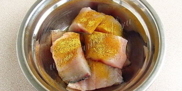 толстолобик, тушеный в укропно-луковом соусе