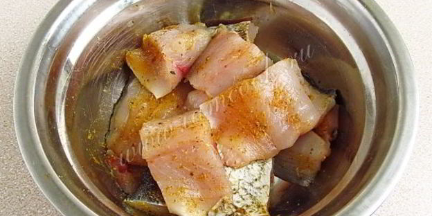 толстолобик, тушеный в укропно-луковом соусе