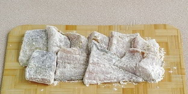 толстолобик, тушеный в укропно-луковом соусе