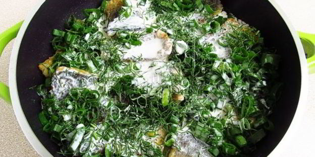 толстолобик, тушеный в укропно-луковом соусе