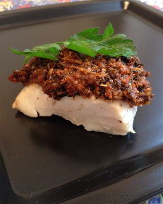 Треска в корочке из оливок и вяленых помидоров