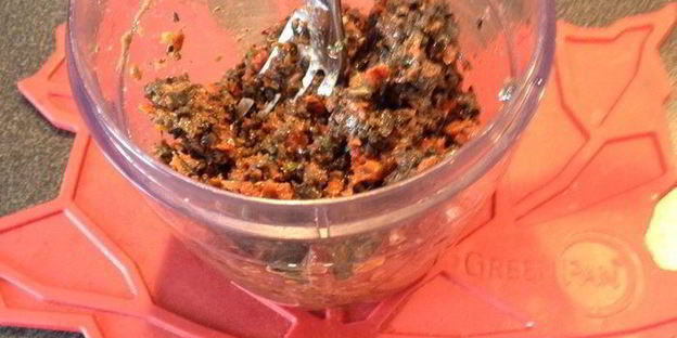 треска в корочке из оливок и вяленых помидоров