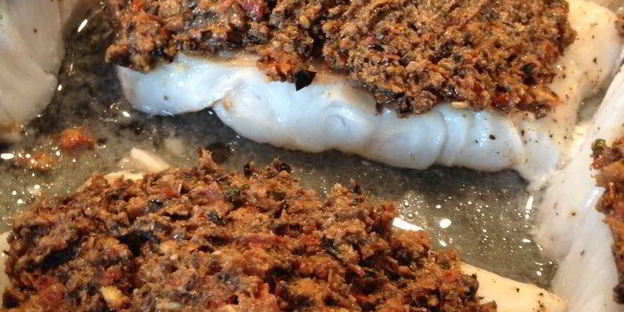 треска в корочке из оливок и вяленых помидоров