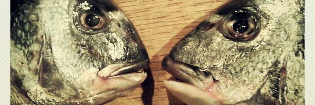 Запеченная дорада с лимоном и ароматными травами