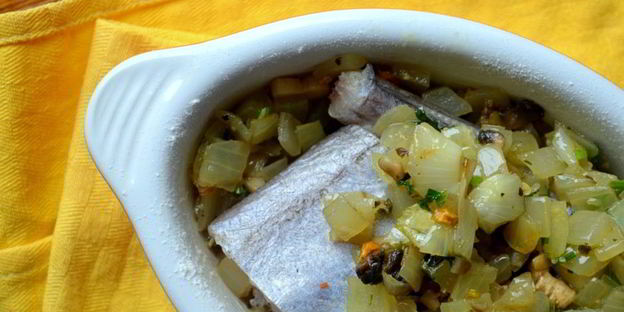 запеченная в яйце рыба с шампиньонами