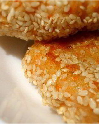 Запеченные рыбные биточки в кунжуте