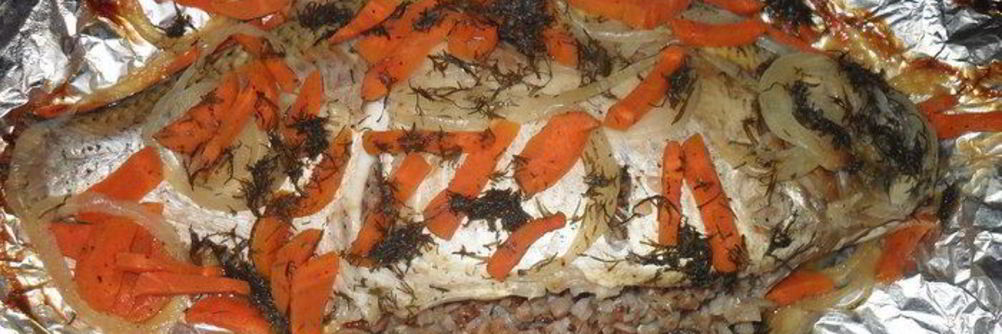 Запеченый лещ с гречкой и овощами в фольге